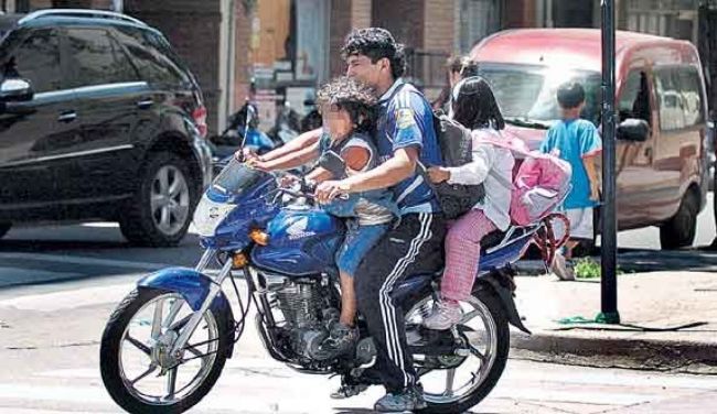 Una escena común con varias infracciones de tránsito