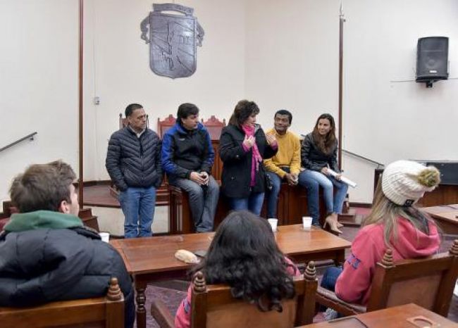 Charla distendida entre alumnos y concejales