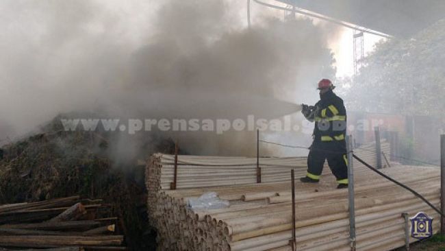 Bomberos apagando el incendio