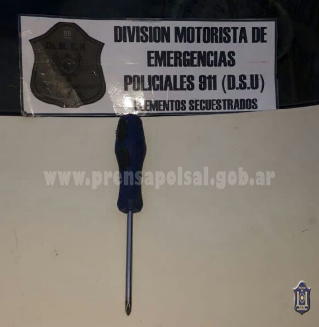 El ladrón forzaba las puertas con un destornillador