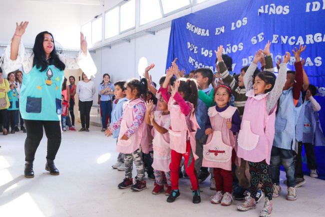 Niños celebrando la nueva infraestructura