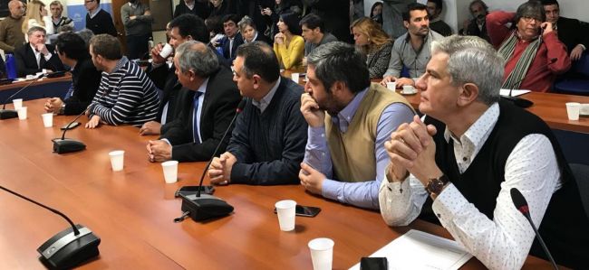 Intendentes y legisladores hablando sobre el FFS