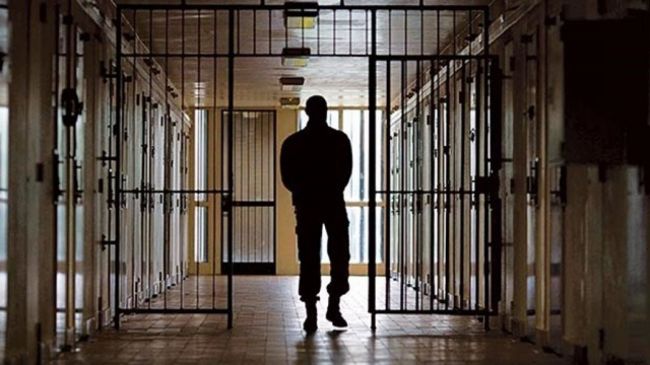 Lo violaron por estar acusado de abuso sexual