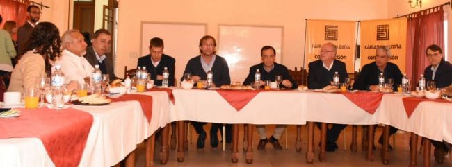 Legisladores con empresarios de la construcción