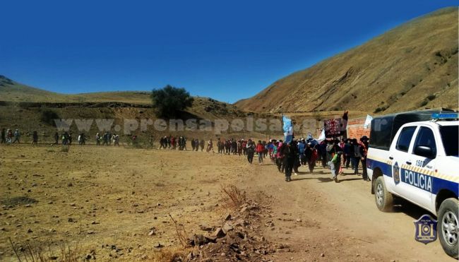 La policía acompaña a los peregrinos en su caminata
