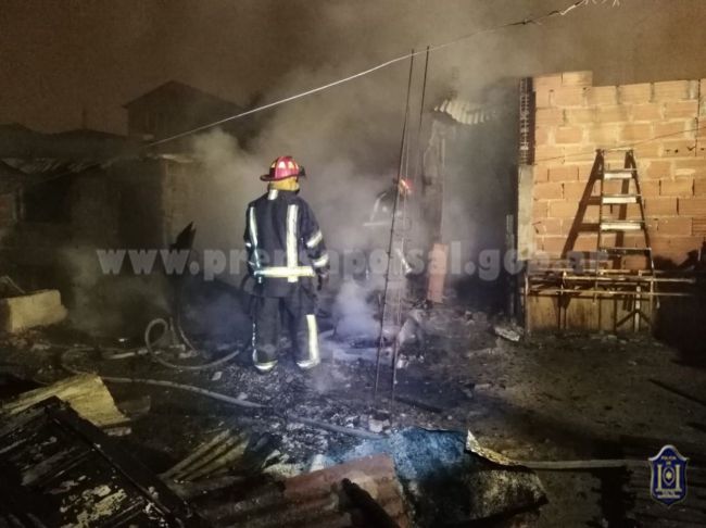 El fuego consumió toda la vivienda