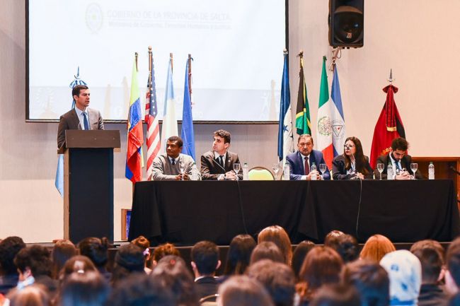 Jóvenes emulan el modelo de Naciones Unidas