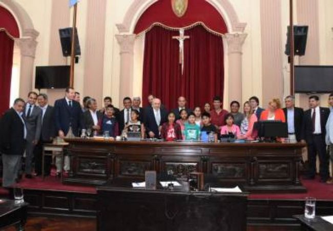 Niños de La Poma en la sesión del Senado