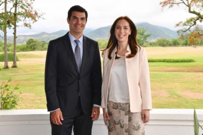 Urtubey Vidal y los cerros de Salta al fondo
