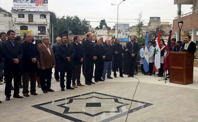Acto en la reinaugurada plazoleta