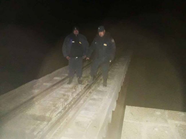 Los policías en el puente