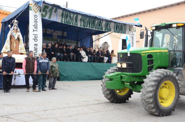 Tradicional desfile de maquinaria agrícola