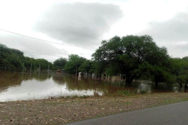 El agua arrasó campos en Anta