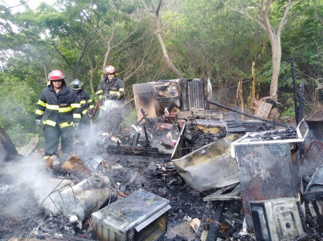El fuego consumió la vivienda prefabricada