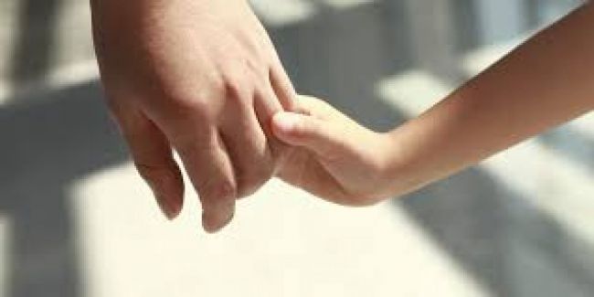 Una nena espera por una familia