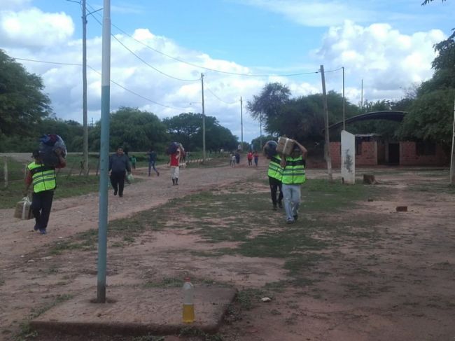 Entrega de donaciones en Apolinario Saravia