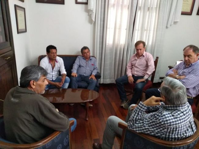 Diputados con referentes de taxistas