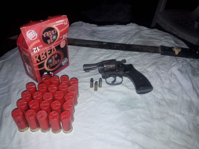 Arma machete y municiones