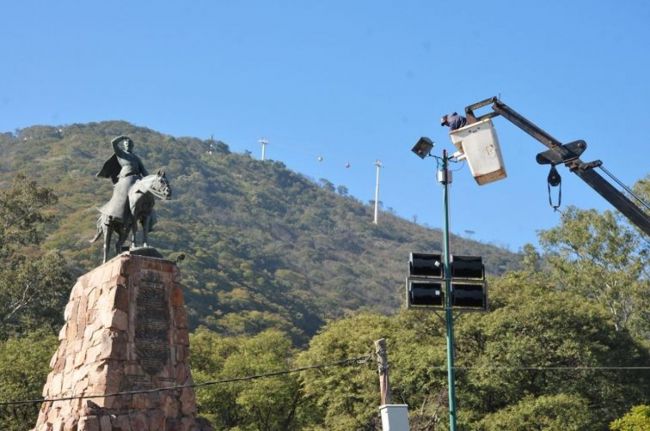 Trabajos en el Monumento a Güemes