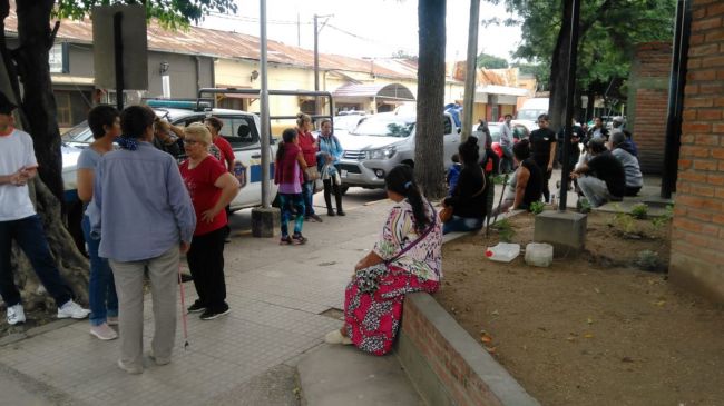 Adentro incidentes, afuera familiares preocupados