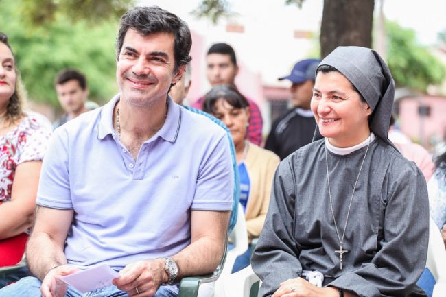 Acto con congregación de monjas franciscanas