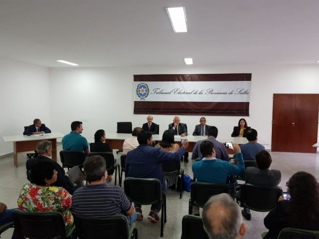 Audiencia en el Tribunal electoral