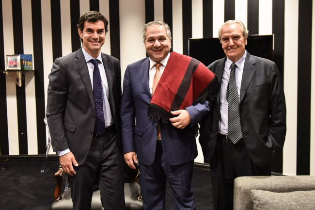 El embajador de Georgia con el gobernador