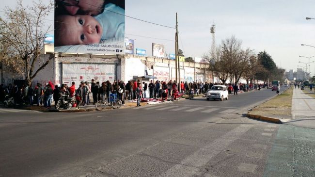 Larga fila de hinchas de River  Crédito Foto: facundo Satue