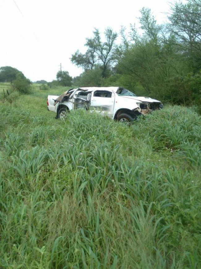 La camioneta volcó en ruta 5