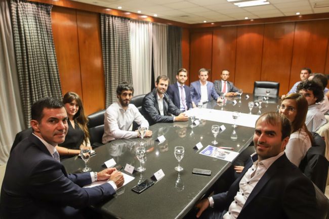 Urtubey con jóvenes economistas