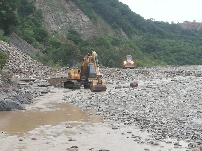 Maquinaria trabaja por la crecida del río Huaico en Los Toldos