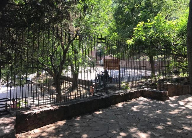 Portón y rejas en el cerro