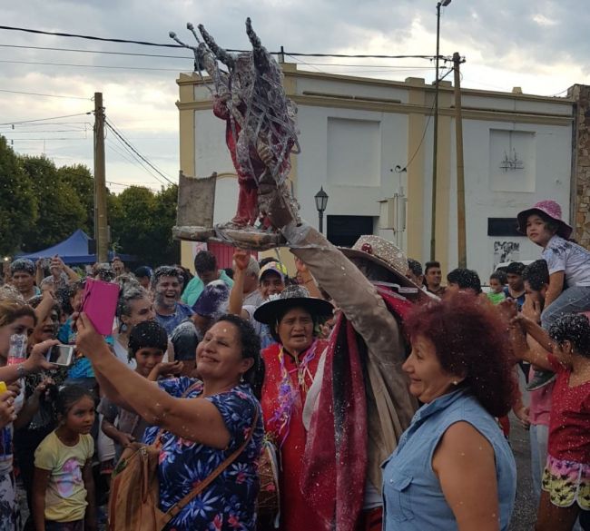 Luego del desentierro en la Balcarce, el entierro en Paseo de los Poetas