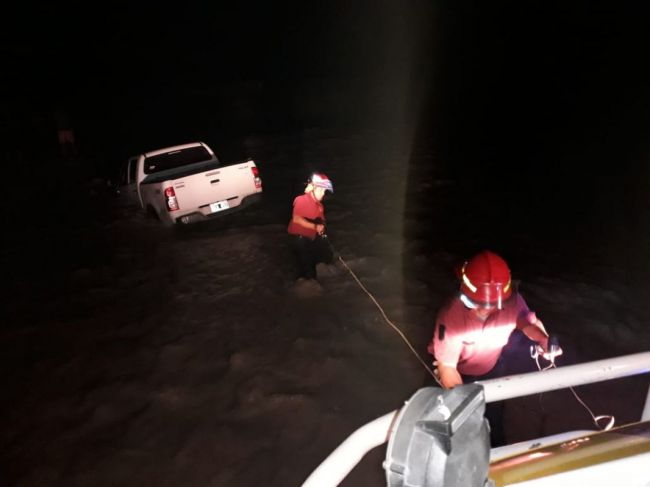El río casi se lleva una camioneta
