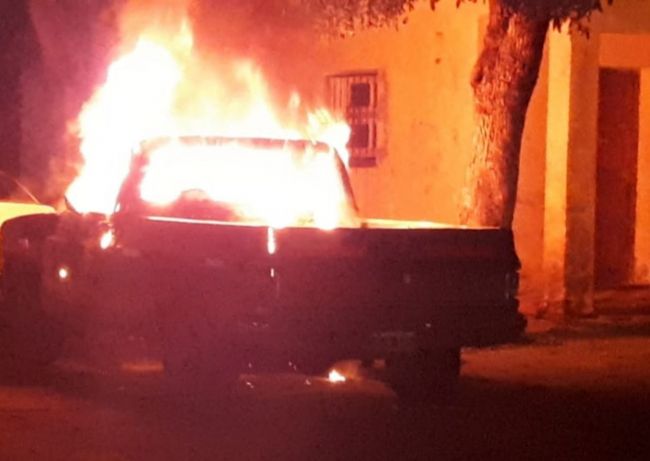 La camioneta en llamas