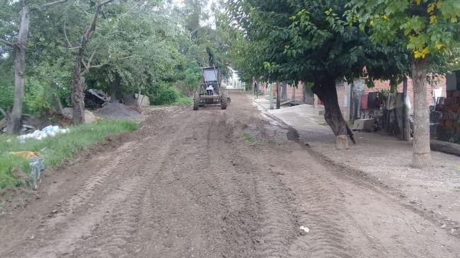 Maquinaria del Ejército en tareas de nivelado de calles