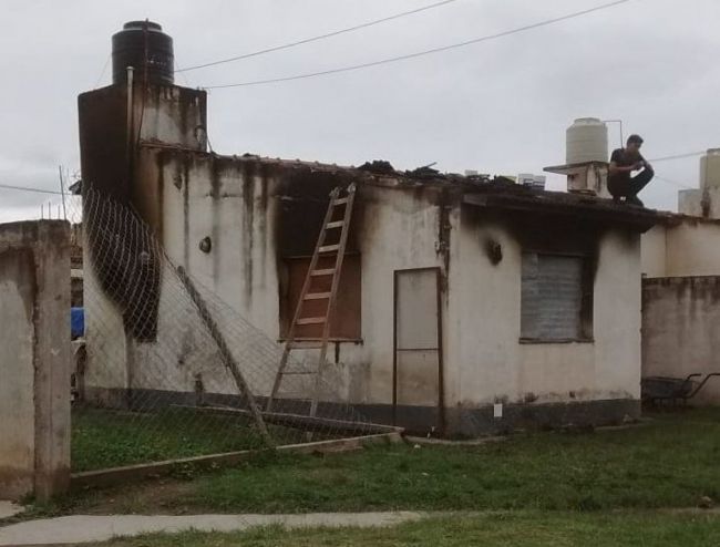 El incendio provocó graves daños a la vivienda