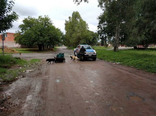 sorprendido tirando basura en la calle