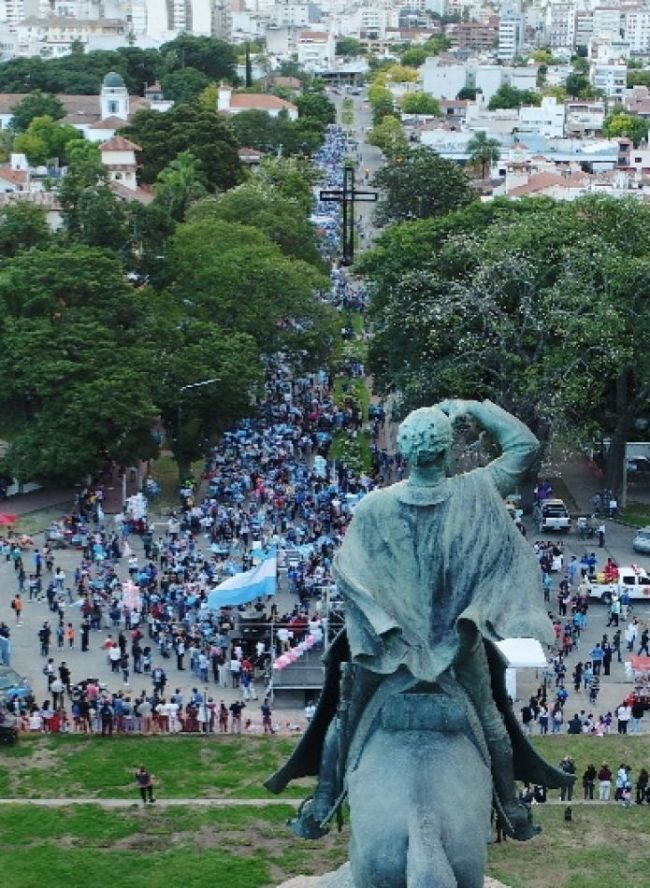La marcha culminó en el monumento a Güemes