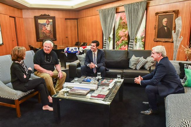 Dueños de Piattelli con el gobernador