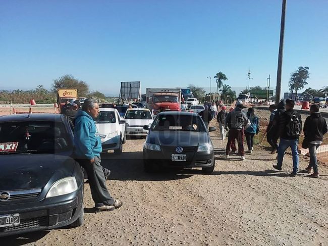 Protesta en el acceso sur de Orán - Crédito Radio Diez Orán