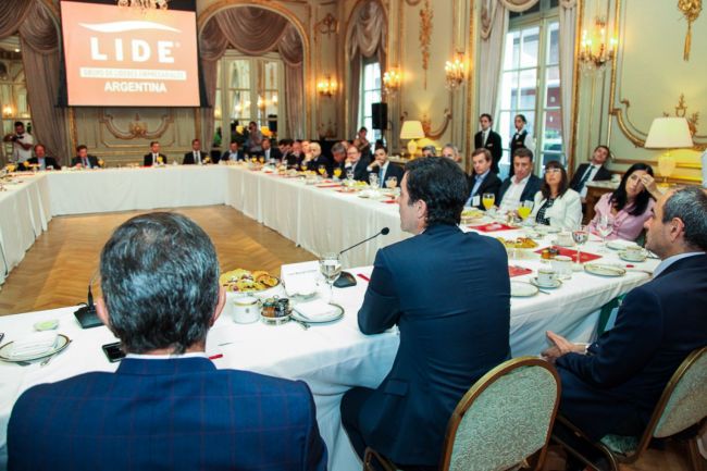 Urtubey con jóvenes empresarios