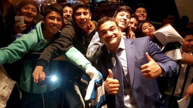 Jugadores e hinchas en el hotel