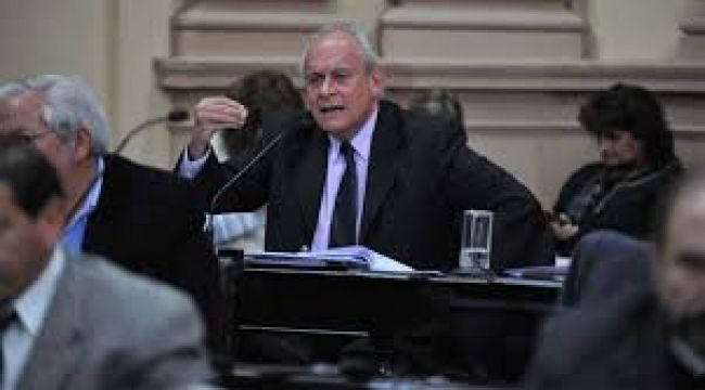 Solo Guillermo Martinelli votó por la admisibilidad del jury