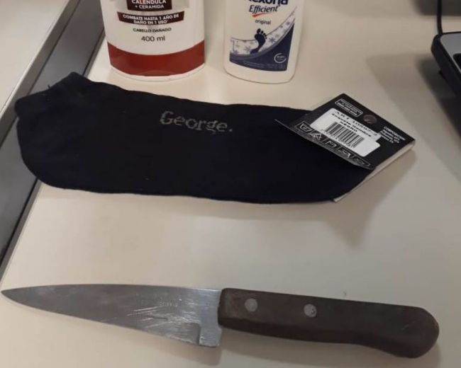 El ladrón uso un cuchillo para amenazar