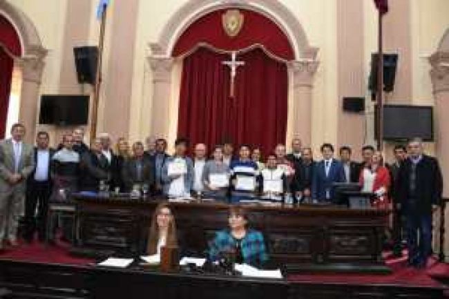 Homenaje a jóvenes que participaron en un concurso internacional de robótica