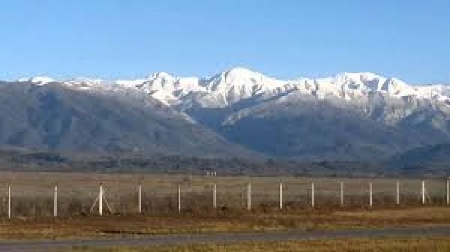 Cielo despejado y cerros nevados