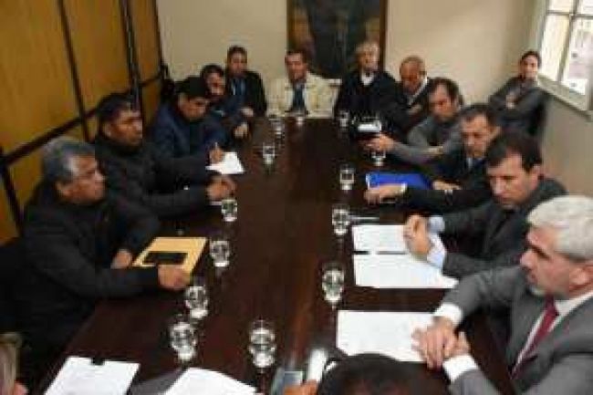 Senadores con el ministro de Turismo