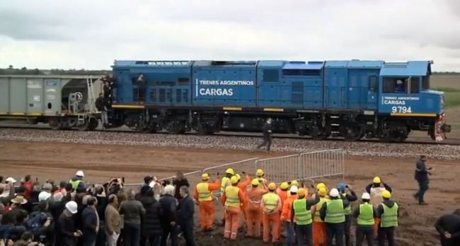 Macri y Urtubey llegan a bordo de la locomotora