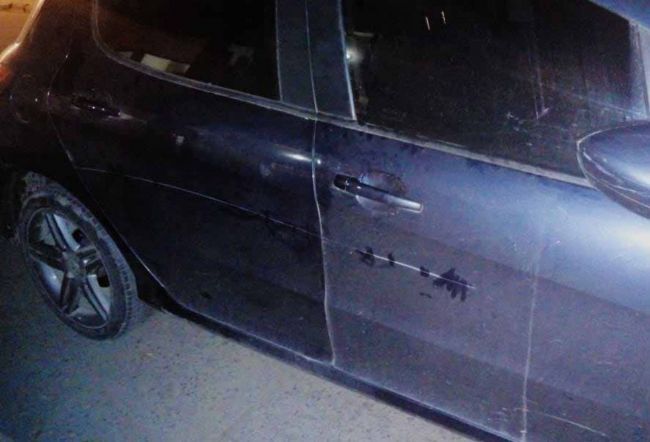 Vehículos dañados por vándalos adolescentes